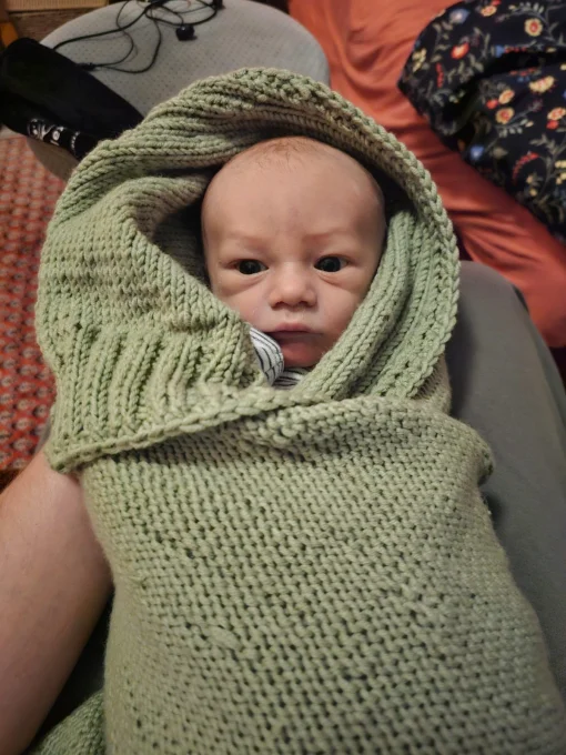 Baby in Häkeldecke